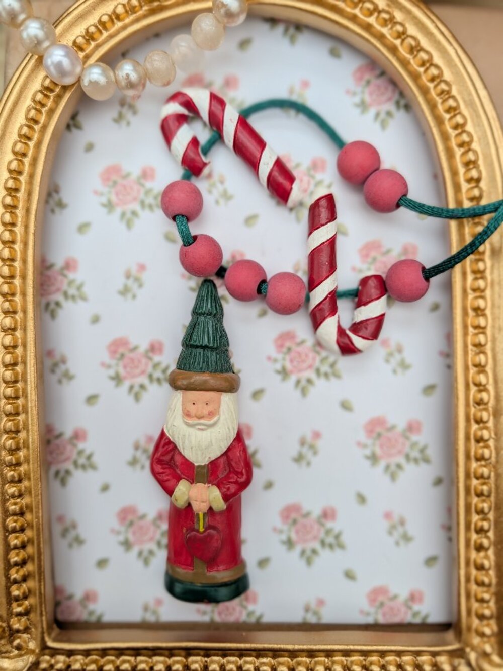 Vintage Handmade Wood Old Fashioned Santa Claus & Candy Canes Necklace